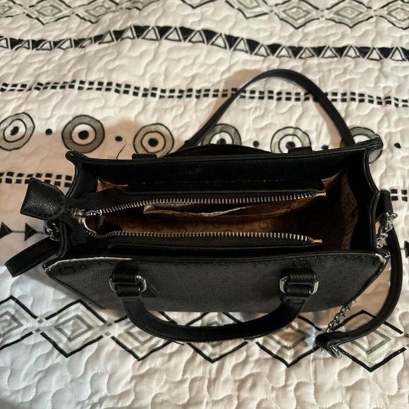 Small black Guess handbag with strap for over the shoulder - Picture 5 of 7